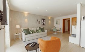 Stylish Apartment With Terrace By Hosty